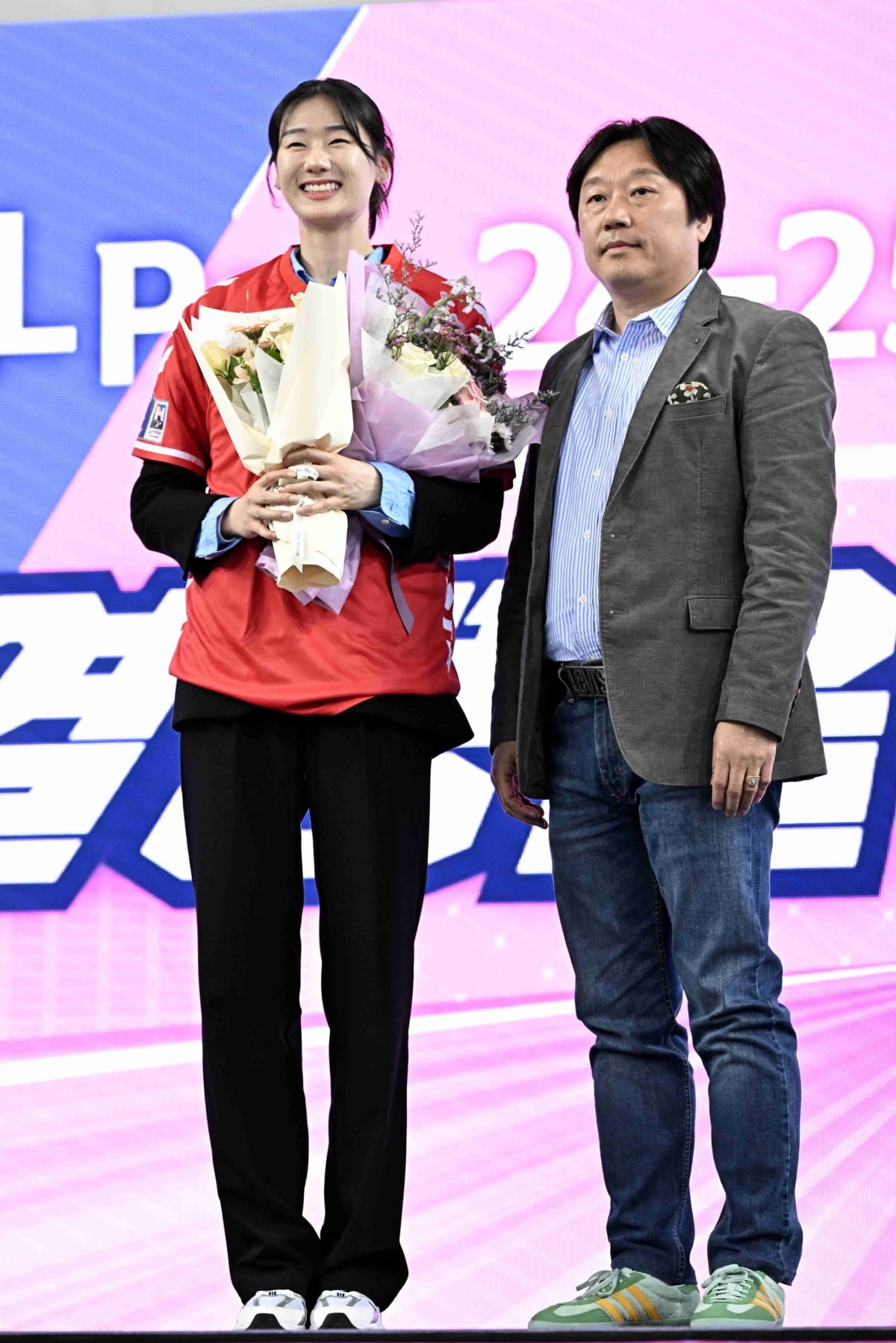 又伤了！雷纳因腹股沟拉伤退出本期美国队集训，周末返回多特蒙德
