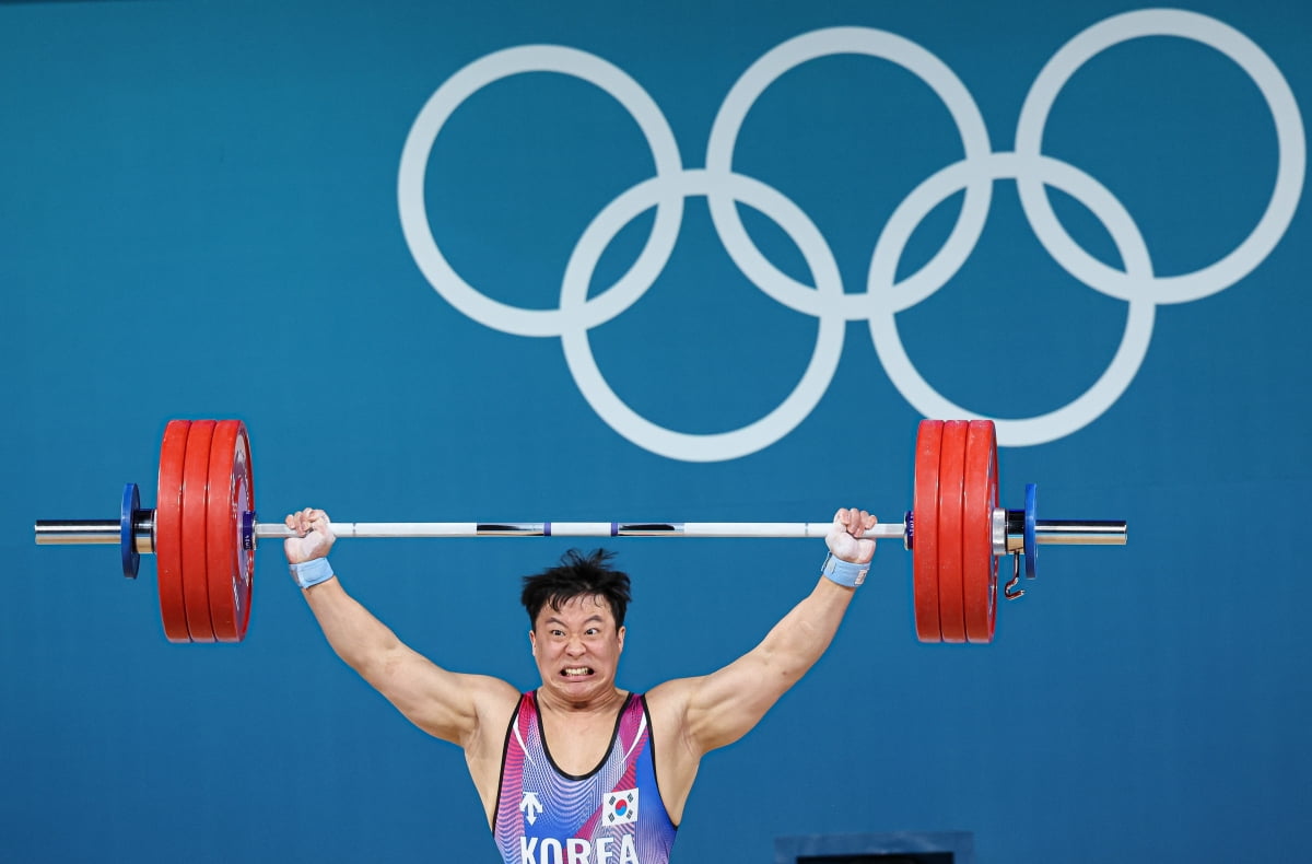 【欧冠集锦】莱万双响达成欧冠100球成就，巴萨3-0布雷斯特