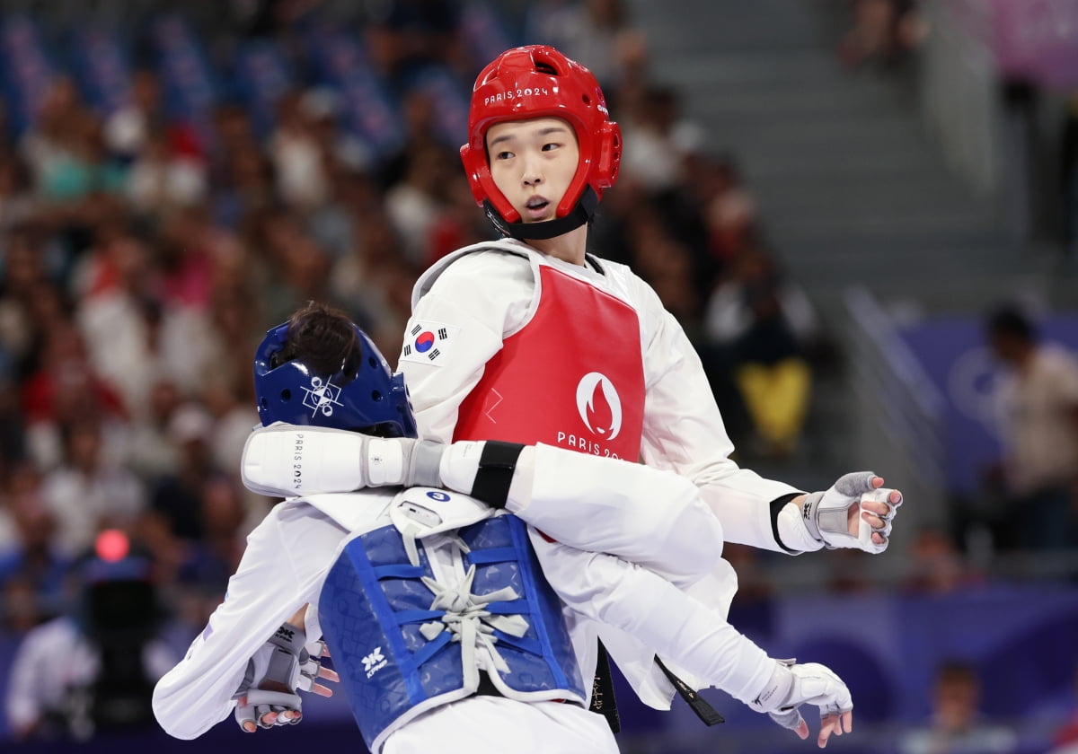 三年两获奖！官方：马丁内斯当选FIFA2024年度最佳门将