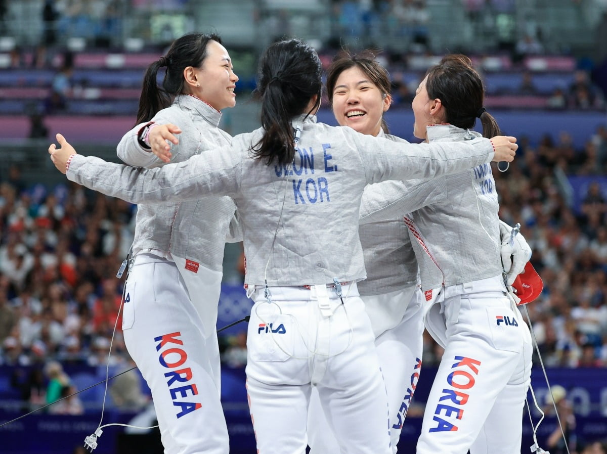 何时得分？克莱目前8中0一分未得，拿到3篮板4助攻