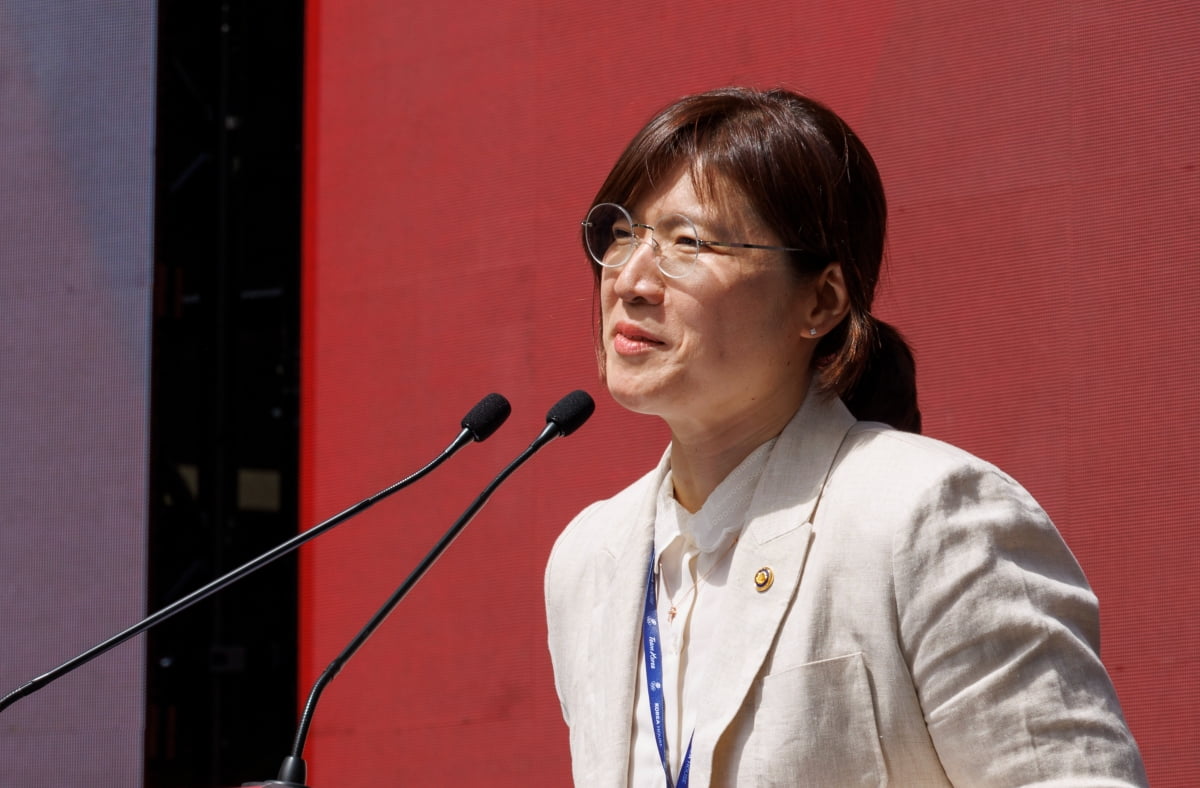 镜报：由于判罚伊萨克国家队进球越位，两名裁判被无限期停赛
