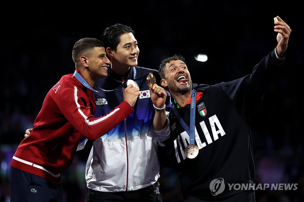 NBA季前赛战报：库里16分 浓眉空砍24+12&布朗尼2分 勇士111-97击败湖人
