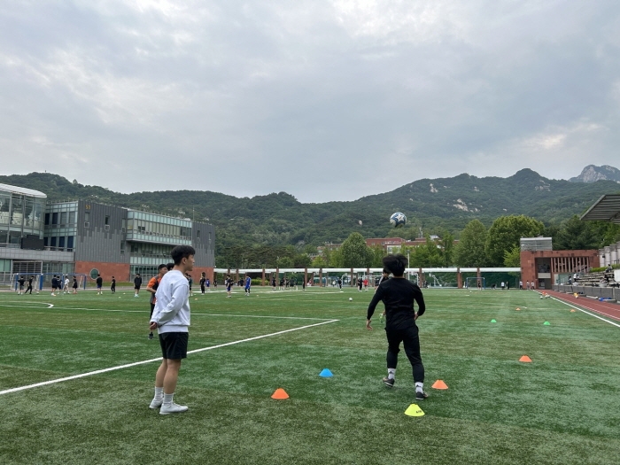 吉迪防守迪克三分时收脚扭伤脚踝，被搀扶至更衣室