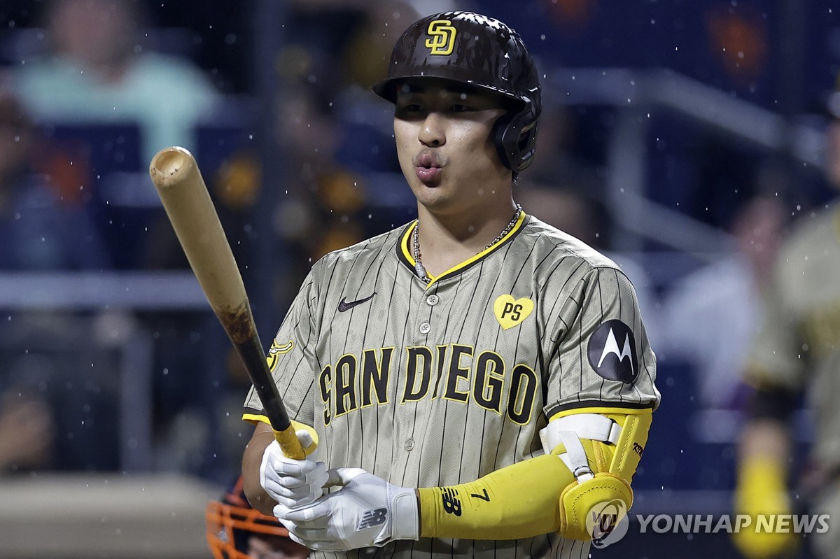 错失良机！埃泽禁区内打门偏出 比分仍为0-0