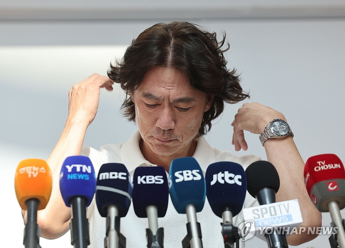 王博场边激情执教，不慎脚底一滑摔倒在地